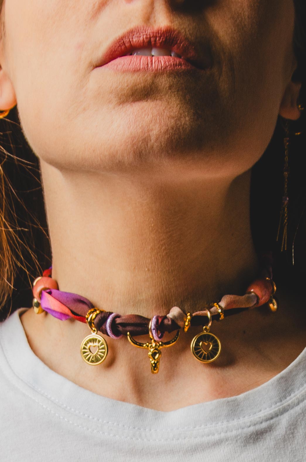 Collana 100% handmade in tessuto di seta viola è marrone con ciondolini in acciaio inossidabile