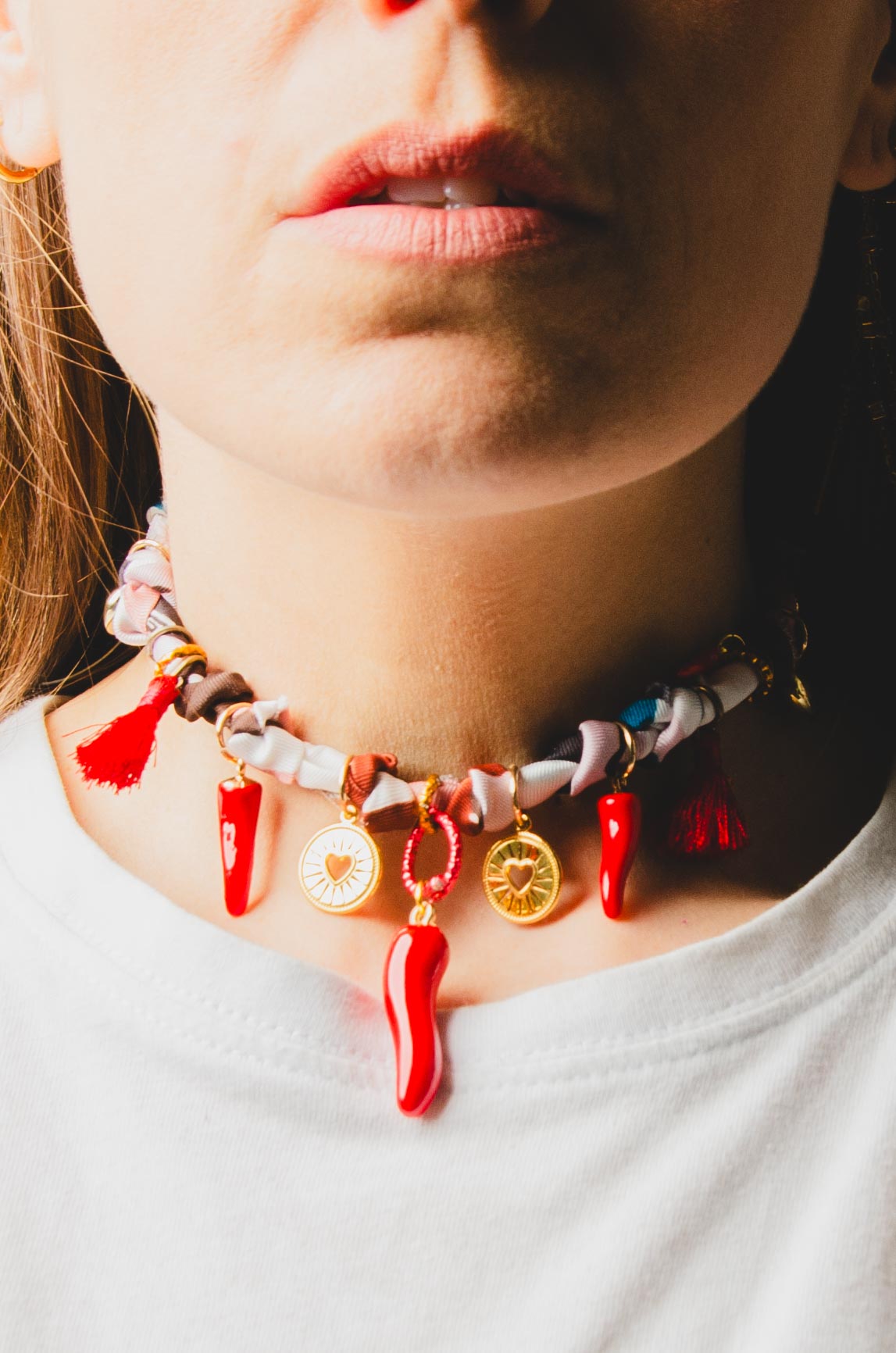 Collana 100% handmade in tessuto di seta rosa con ciondolini in acciaio inossidabile e cornini rossi