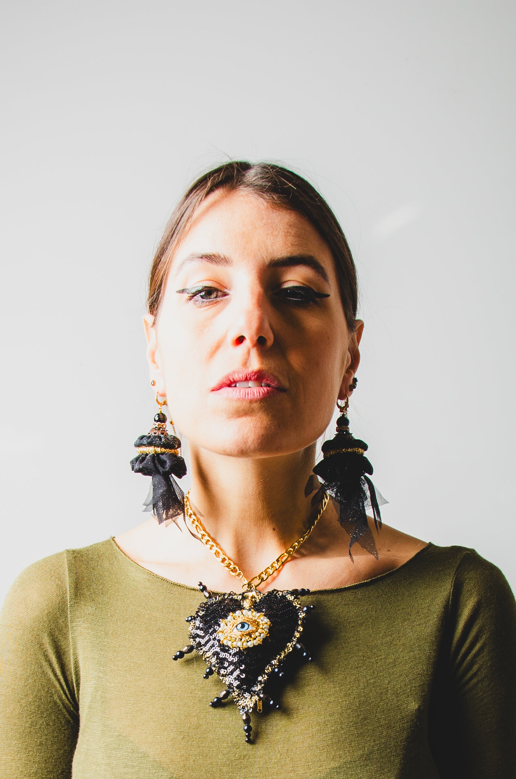 Orecchini ricamati a mano modello "PAGODA" neri con glitter