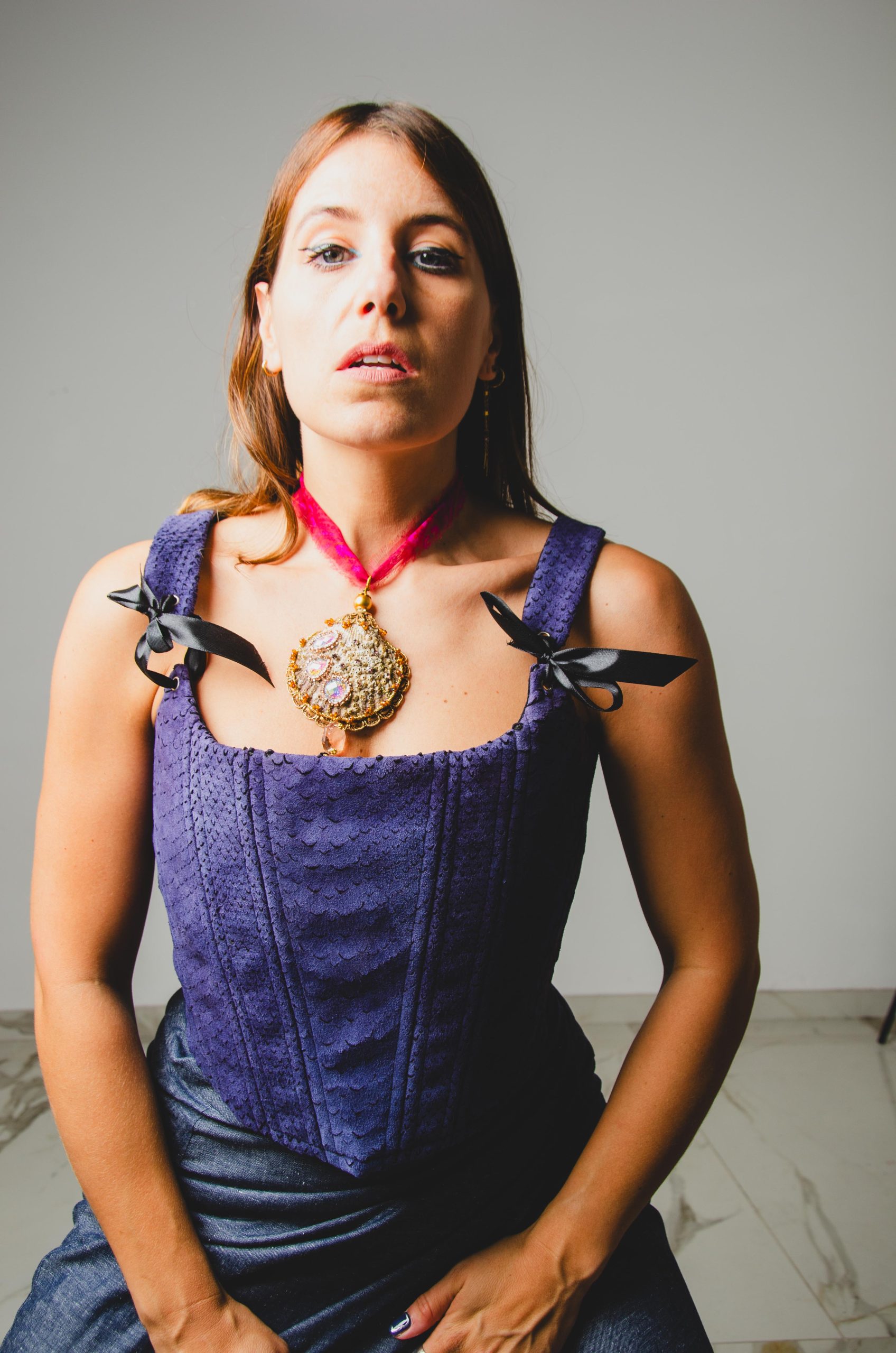 10 - Corsetto sartoriale in vera pelle effetto coccodrillo scamosciato blu con nastrini in raso, occhielli, regolabile (Copia) (Copia)