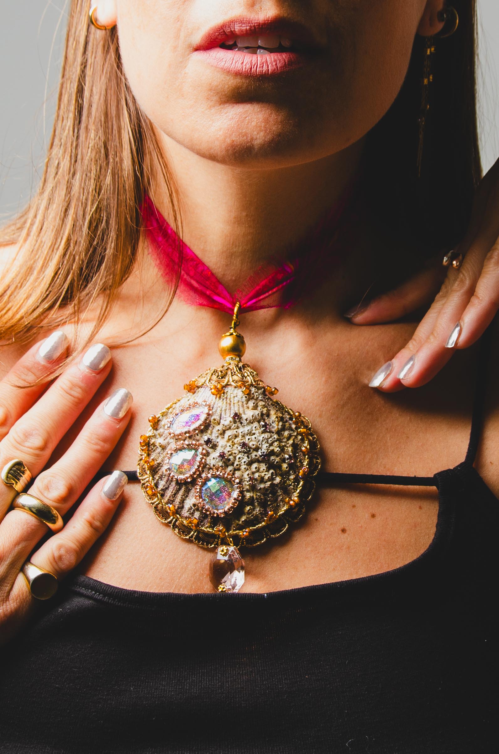 Collana realizzata con maxi conchiglia , pietre e strass, cordino in seta