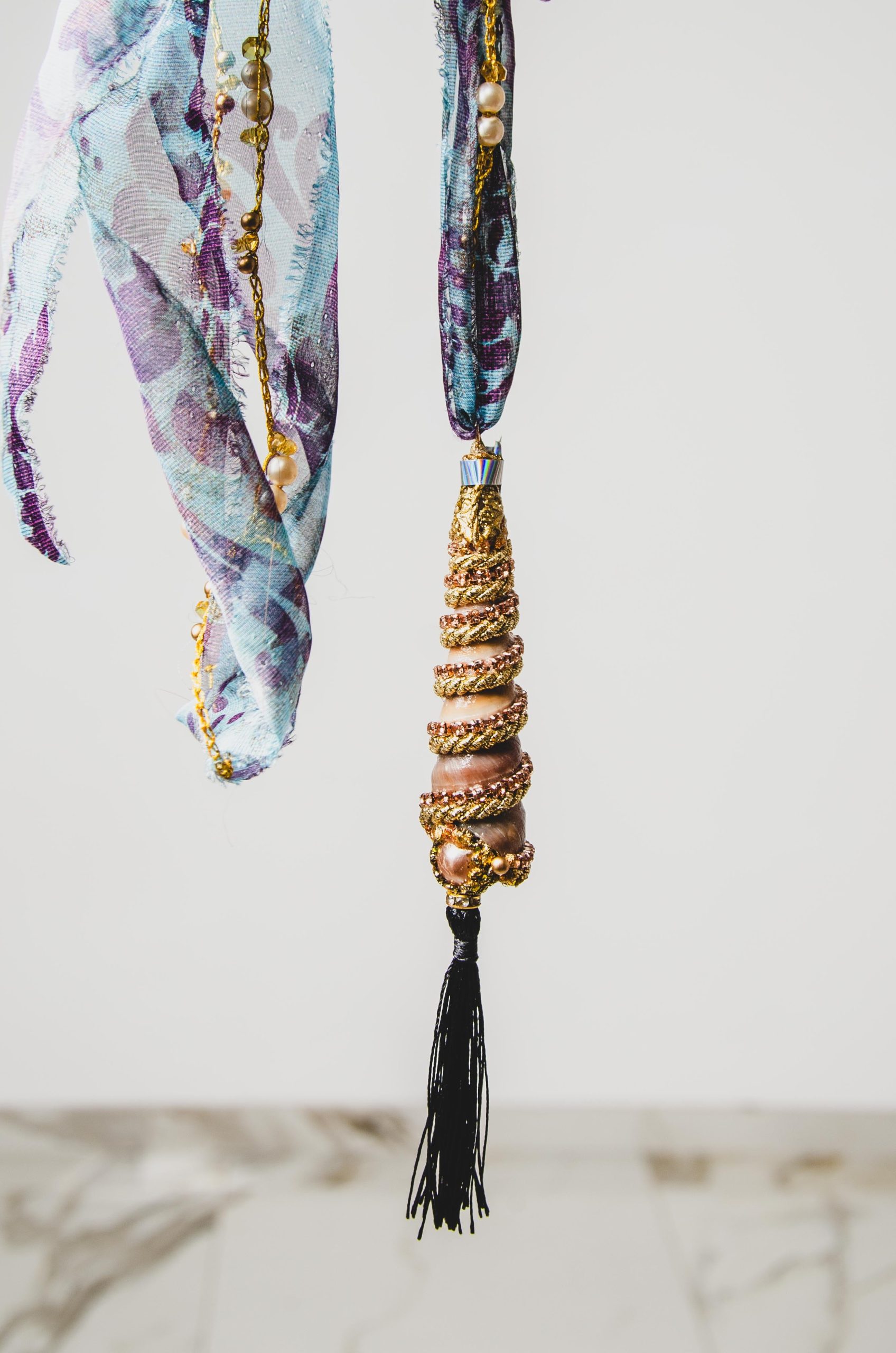 Collana realizzata con maxi conchiglia lunga , strass e perle, cordino in seta e catena all'uncinetto