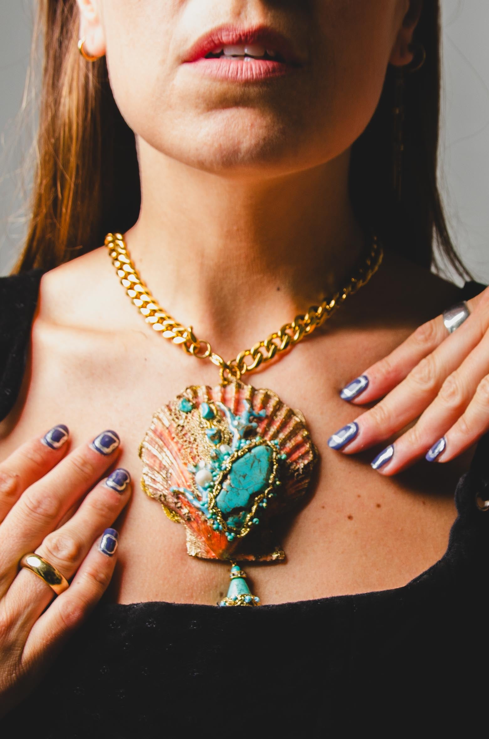 Collana realizzata con maxi conchiglia rossa , pietre e perle azzurre, catena dorata