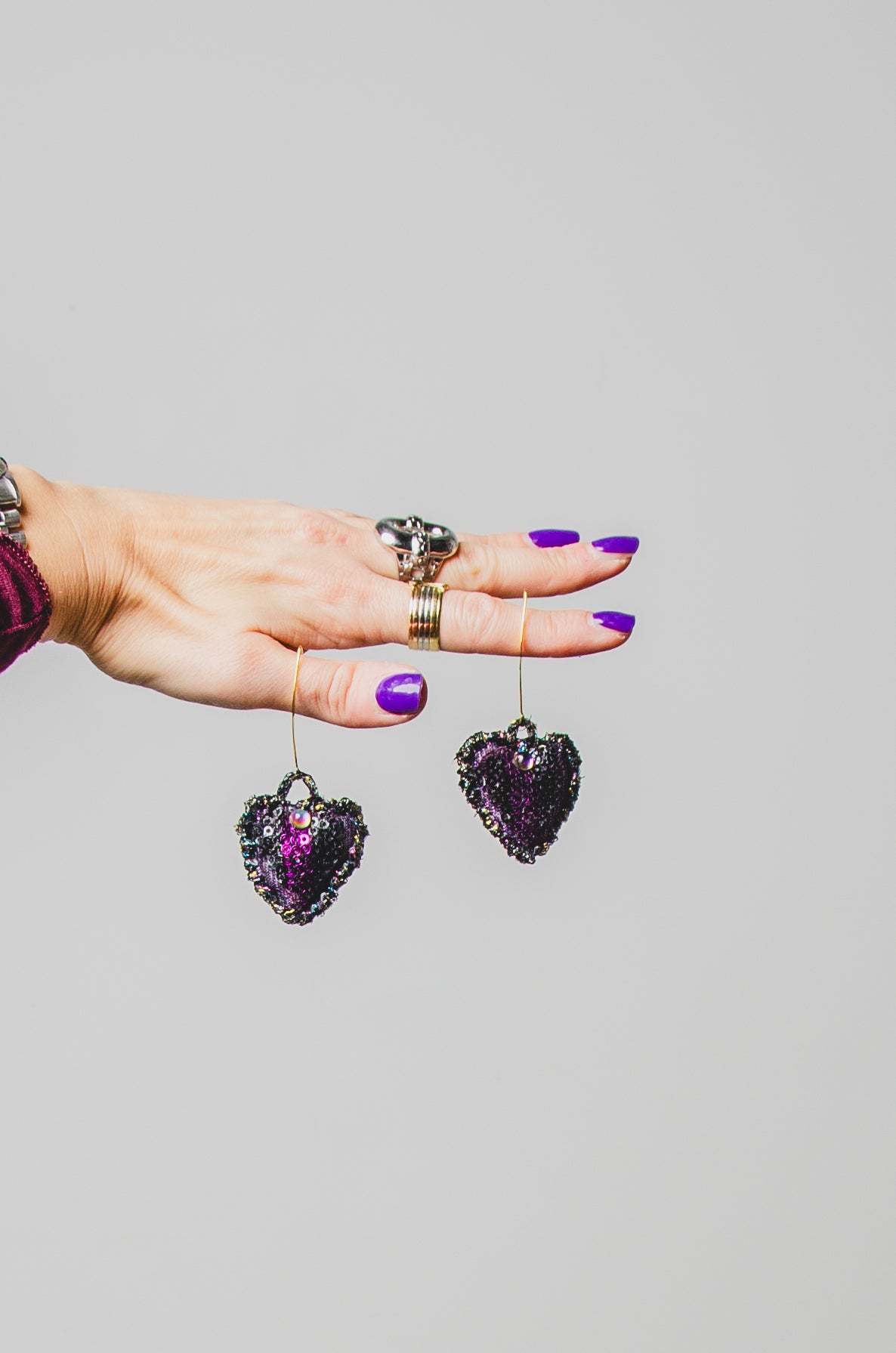 Orecchini ricamati a mano con cuori in paillettes viola e neri