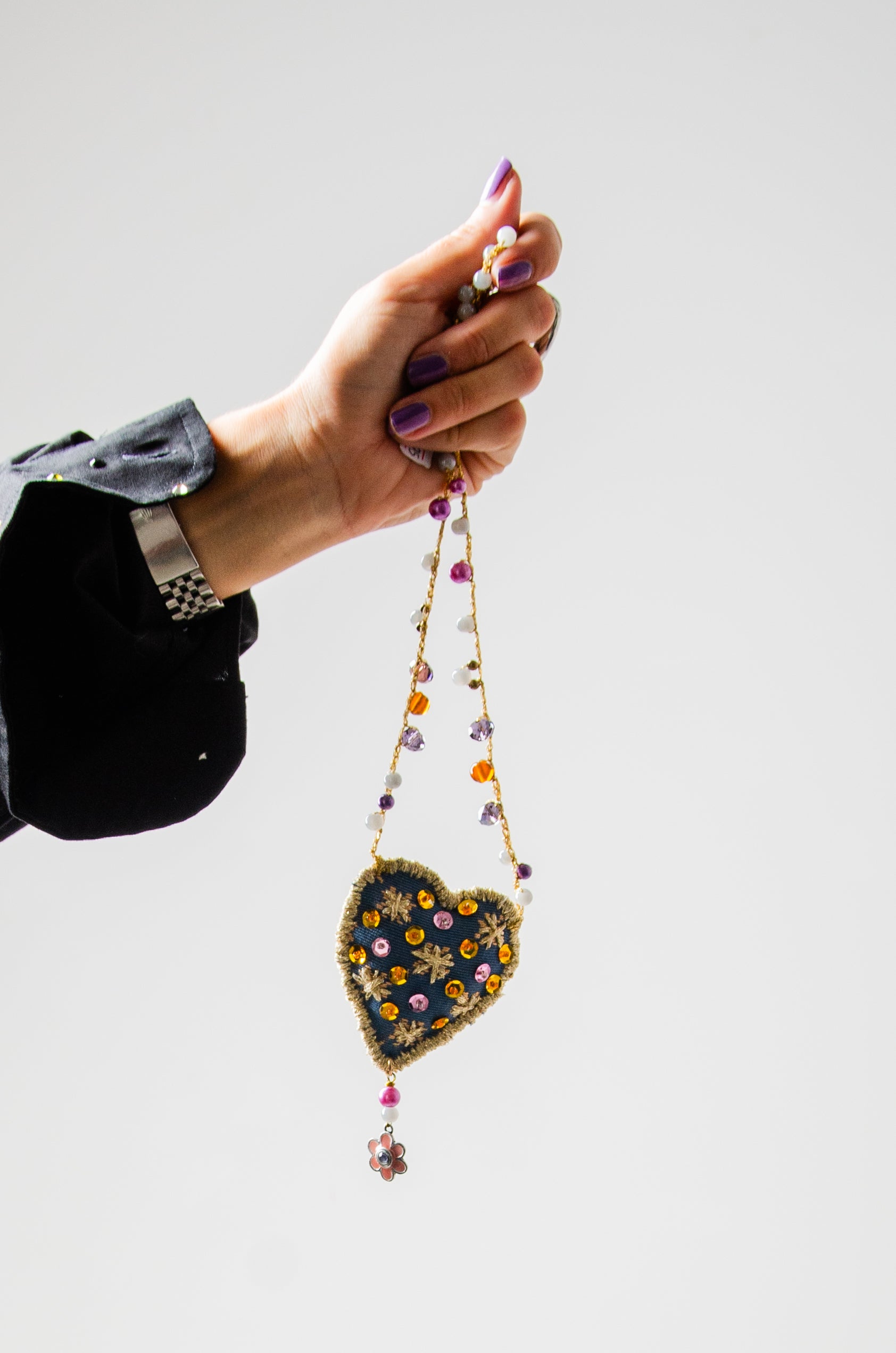 Collana lunga 100% Handmade con ciondolo a cuore e catena ricamata con pietre