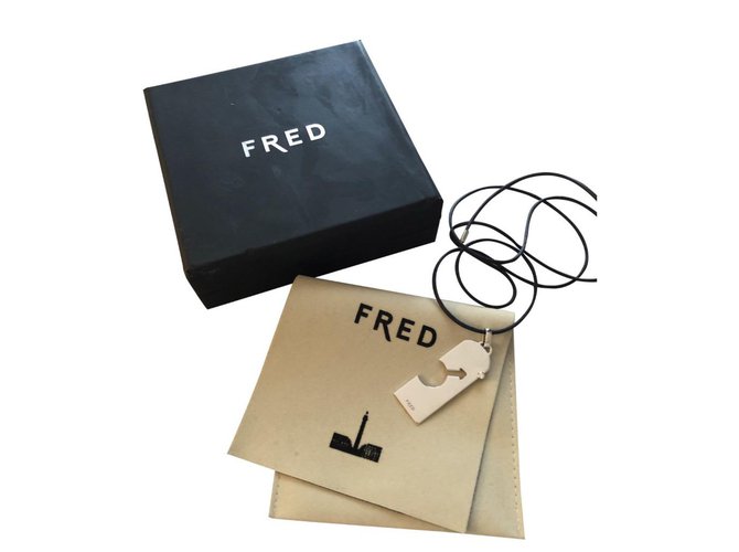 Collana di Fred su cordoncino di cuoio Argento