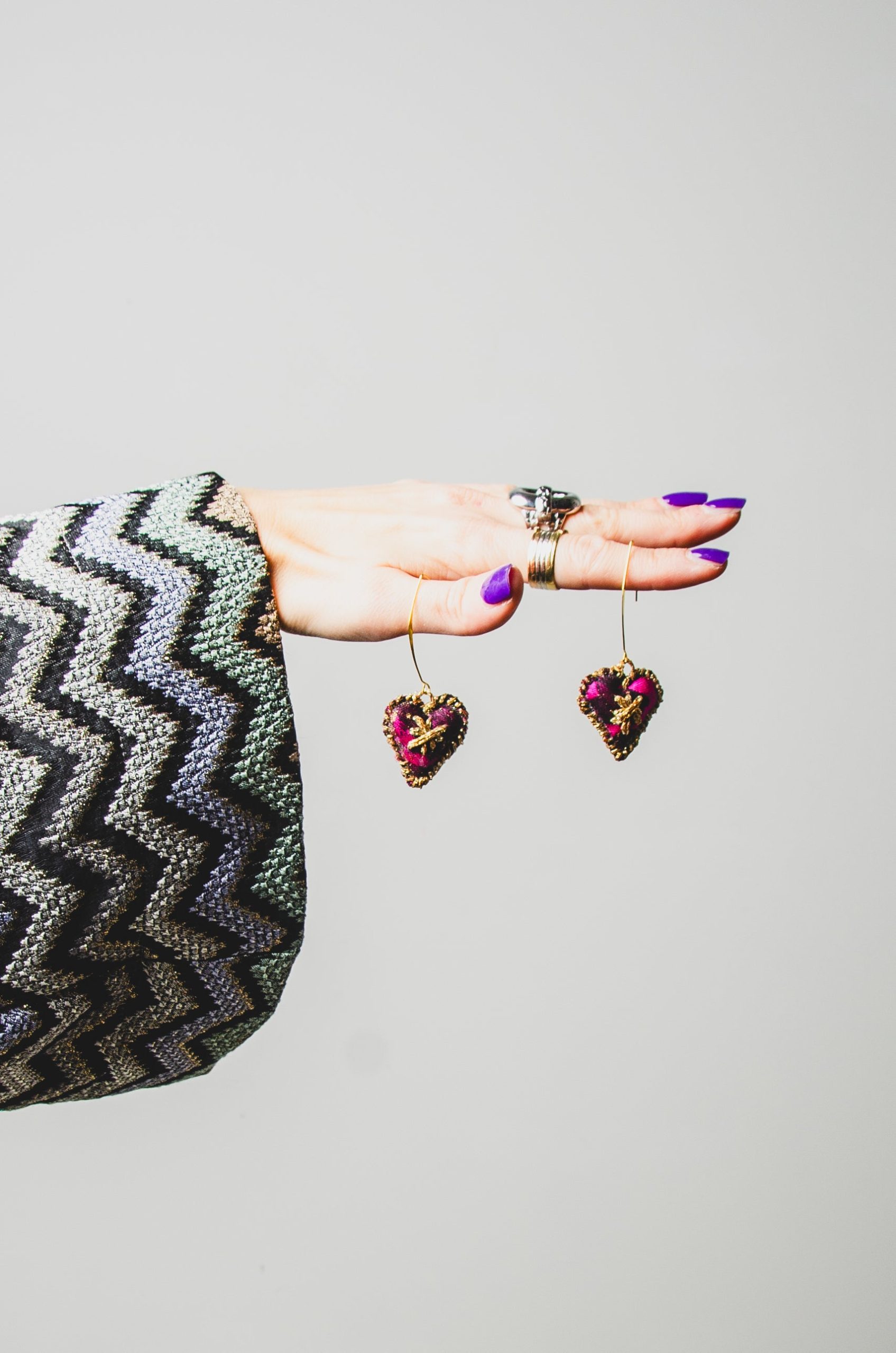 Orecchini ricamati a mano con cuori in jaquard fucsia e oro