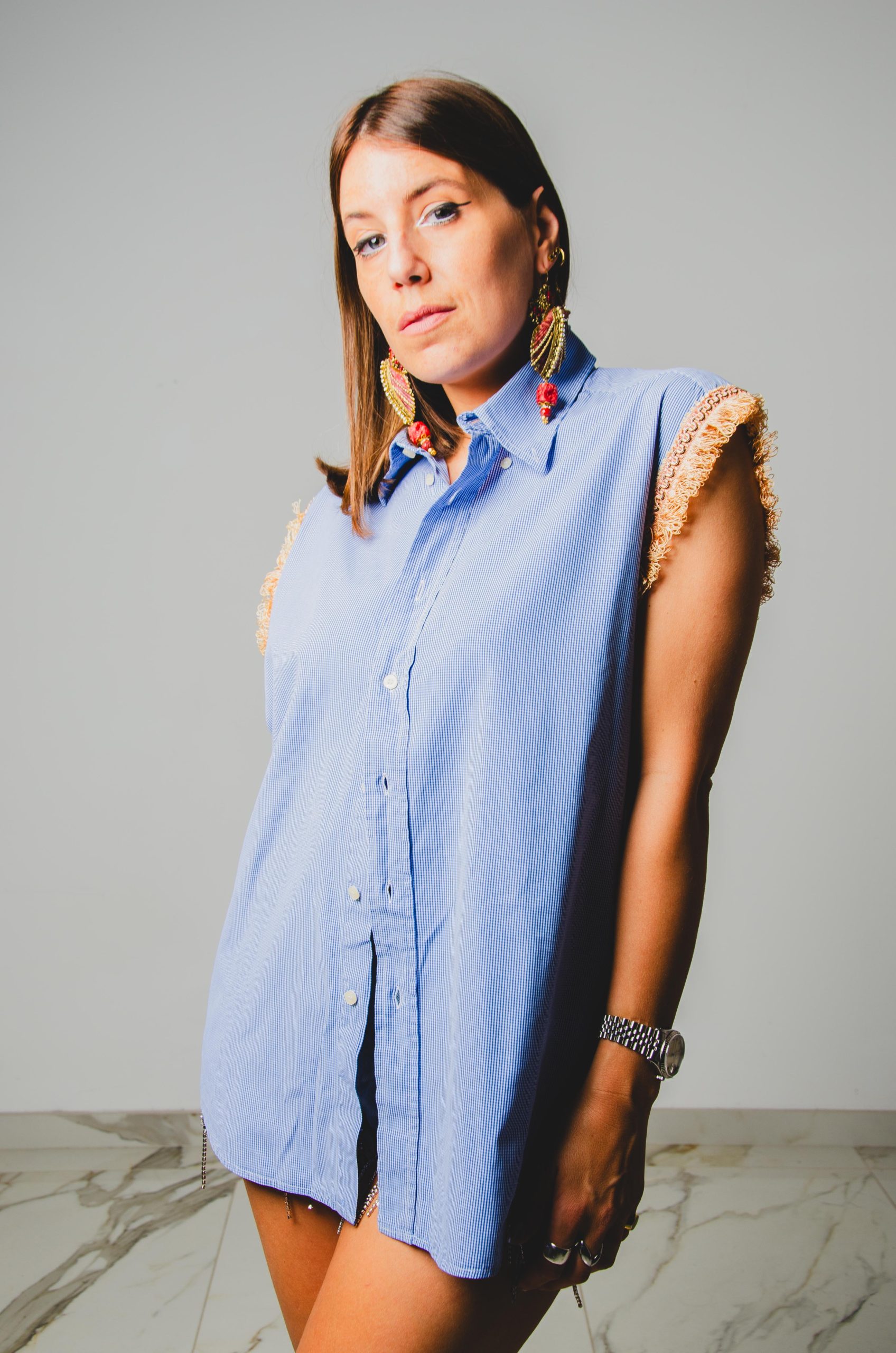 137 Camicia a quadretti blu taglio maschile con manica rielaborata con passamaneria arancio - TG S/M