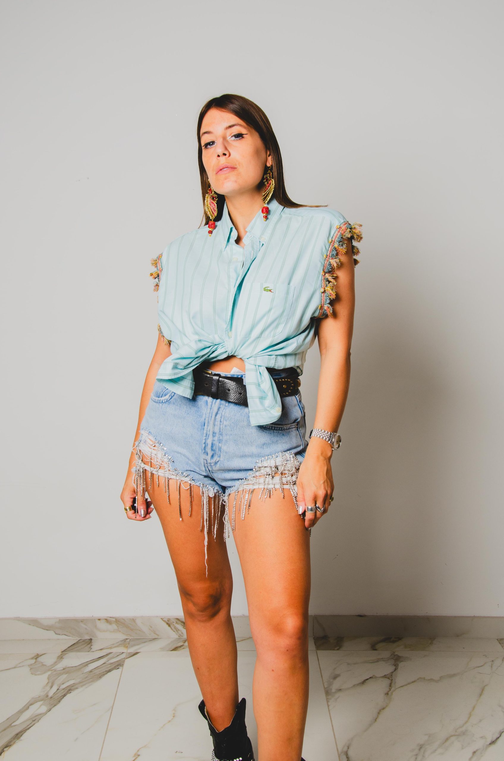 138 Camicia a righe verde taglio maschile con manica rielaborata con passamaneria colorata - TG M