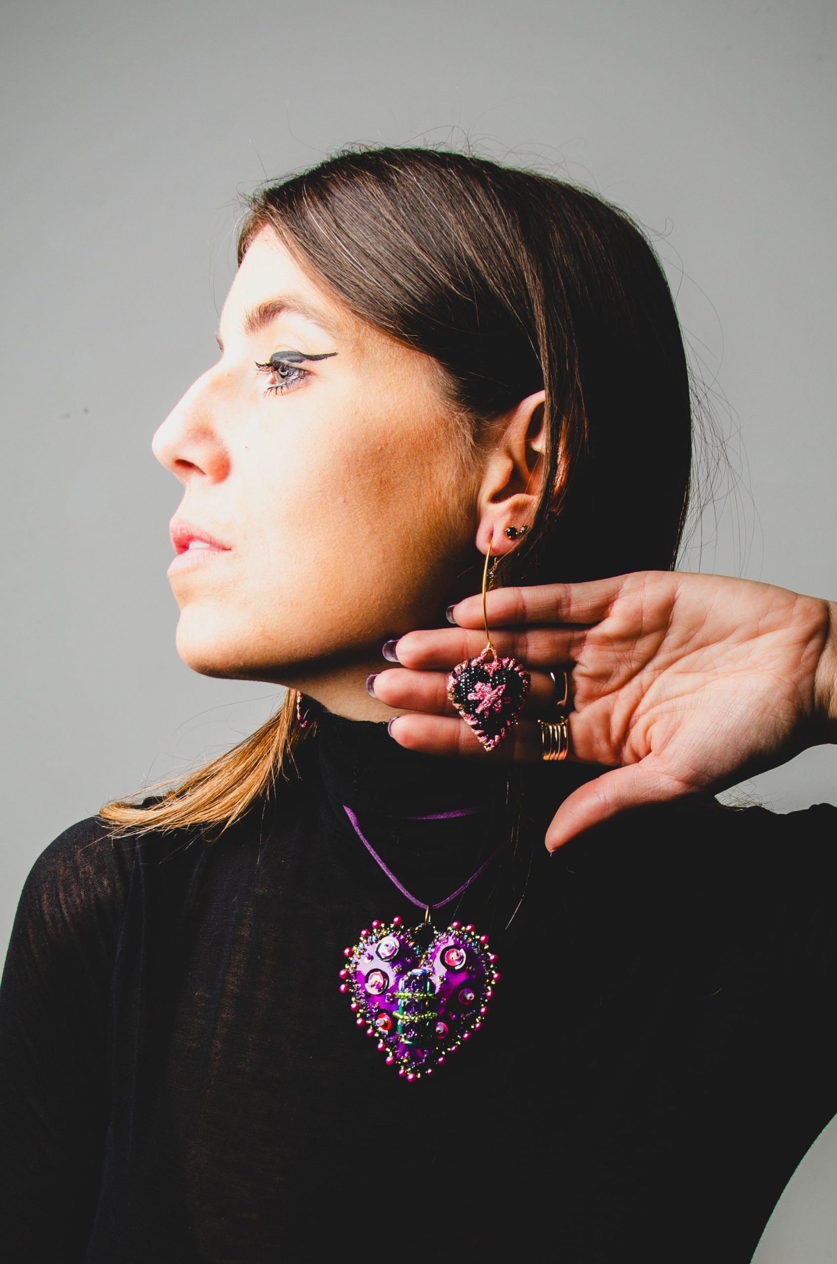 Orecchini ricamati a mano con cuori in jaquard neri e rosa