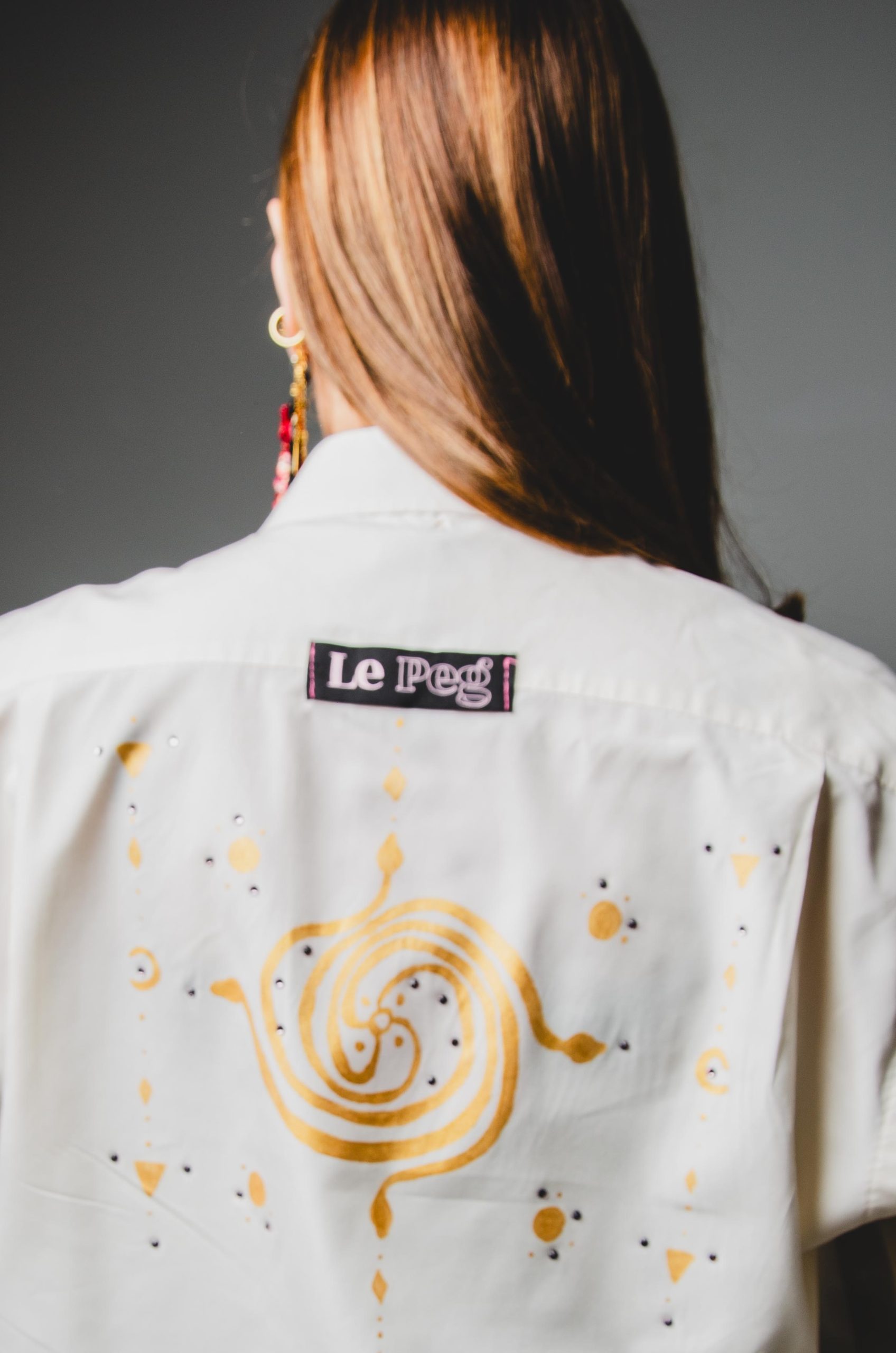 143 Camicia panna taglio maschile YSL con dipinto sulla schiena TG S/M - serpenti attorcigliati con strass