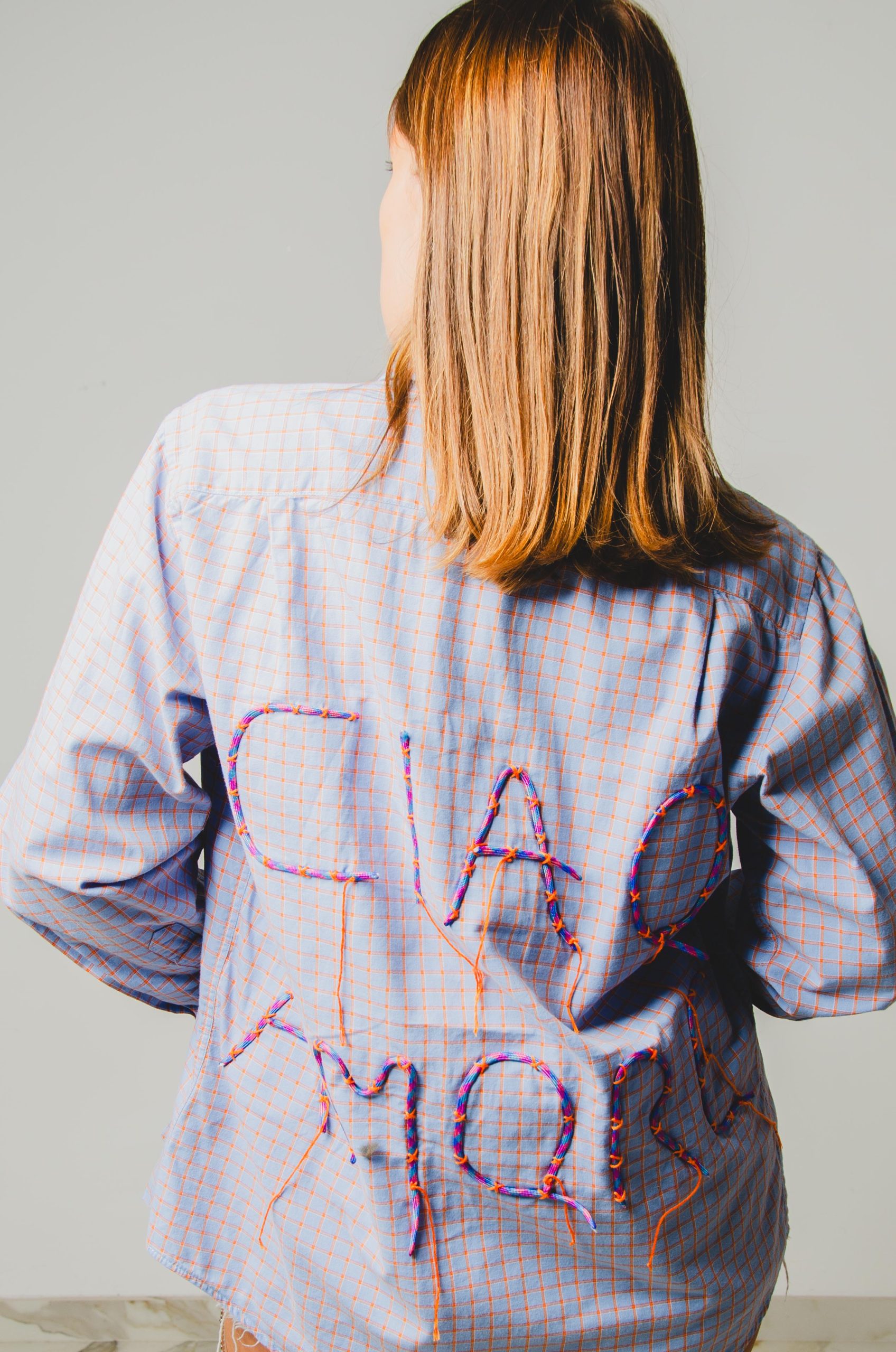 147 - Camicia Vintage azzurra a quadretti con scritta CIAO AMORE cucita sul retro TG S