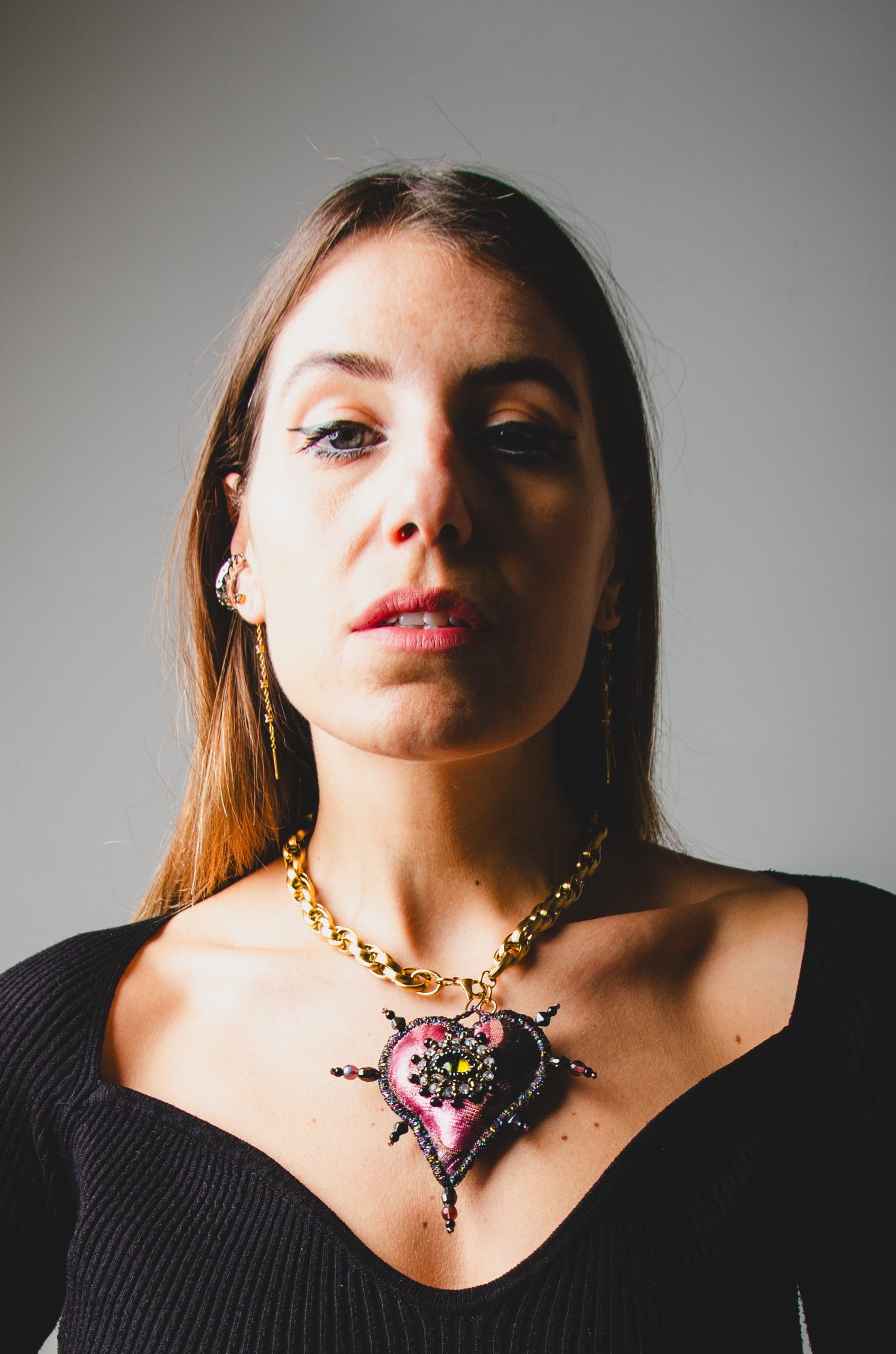 Collana 100% Handmade con cuore ricamato a mano su jaquard rosa con occhio centrale, catena in acciaio inossidabile intrecciata