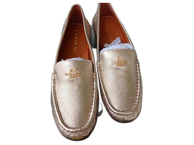 Mocassini Coach, modello Marley Leather, in pelle dorata. Nuovi. D'oro