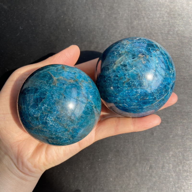 Sfera di apatite blu naturale