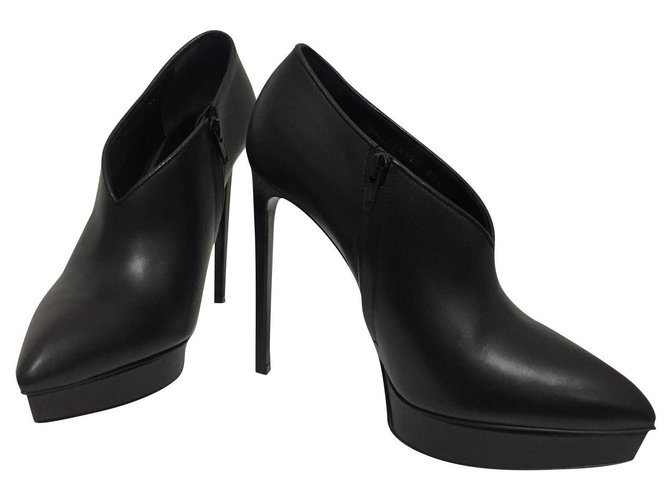 Yves Saint Laurent Stivaletti in pelle Nero