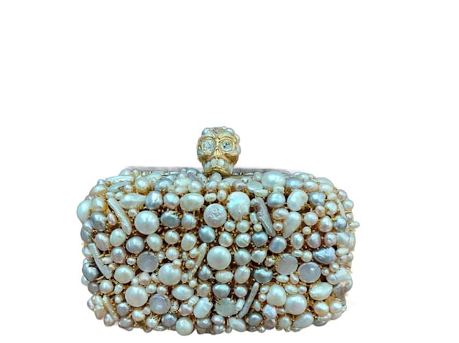 Alexander McQueen: clutch a forma di teschio decorata con perle Beige