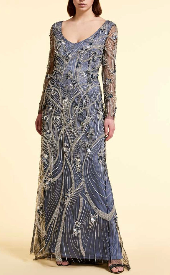 Abito lungo in tulle color polvere con ricami e strascico