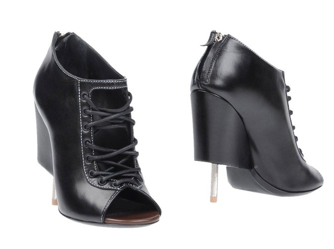Givenchy's Nissa Lace-Up Boot-Heel Heel, taglia 37,5 Nero