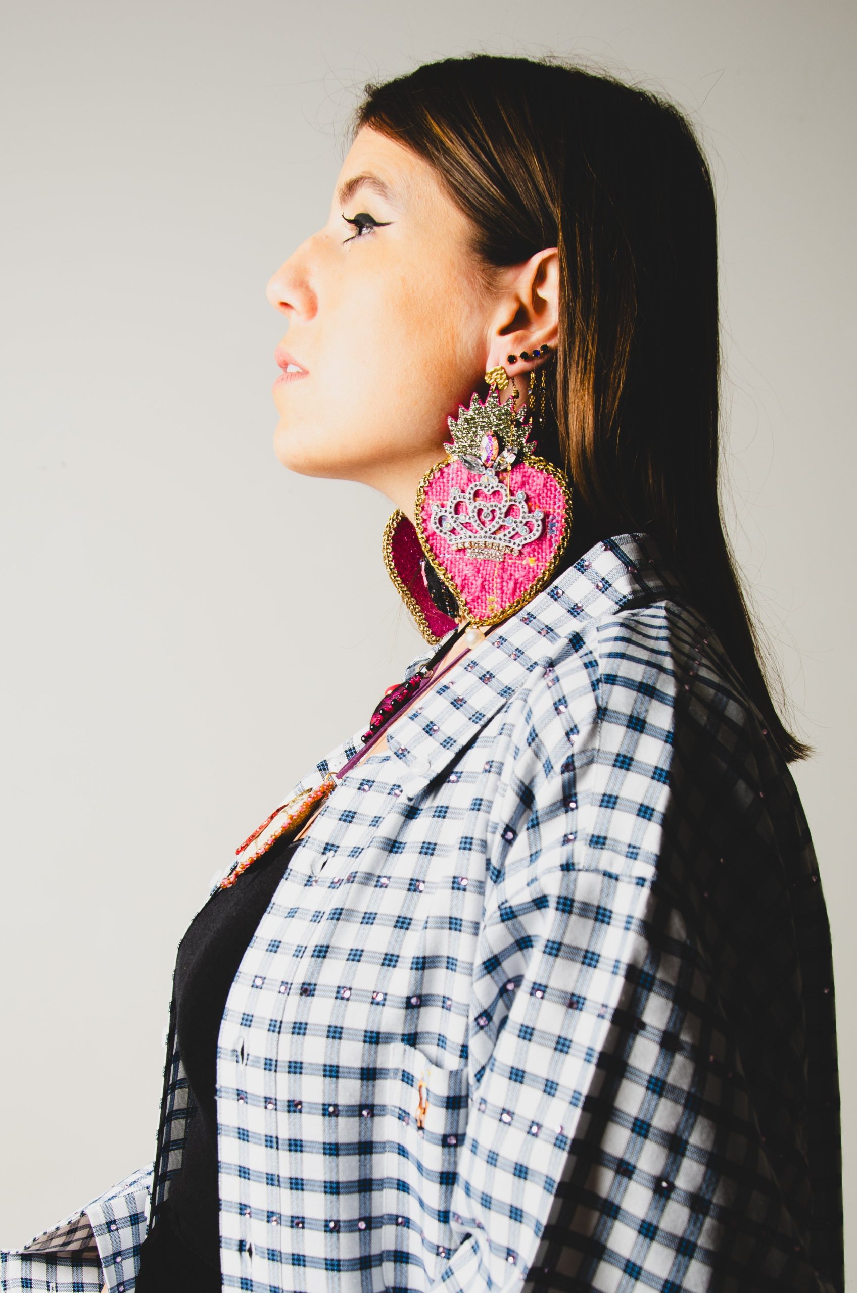 Orecchini ricamati a mano con cuori grandi con corona centrale