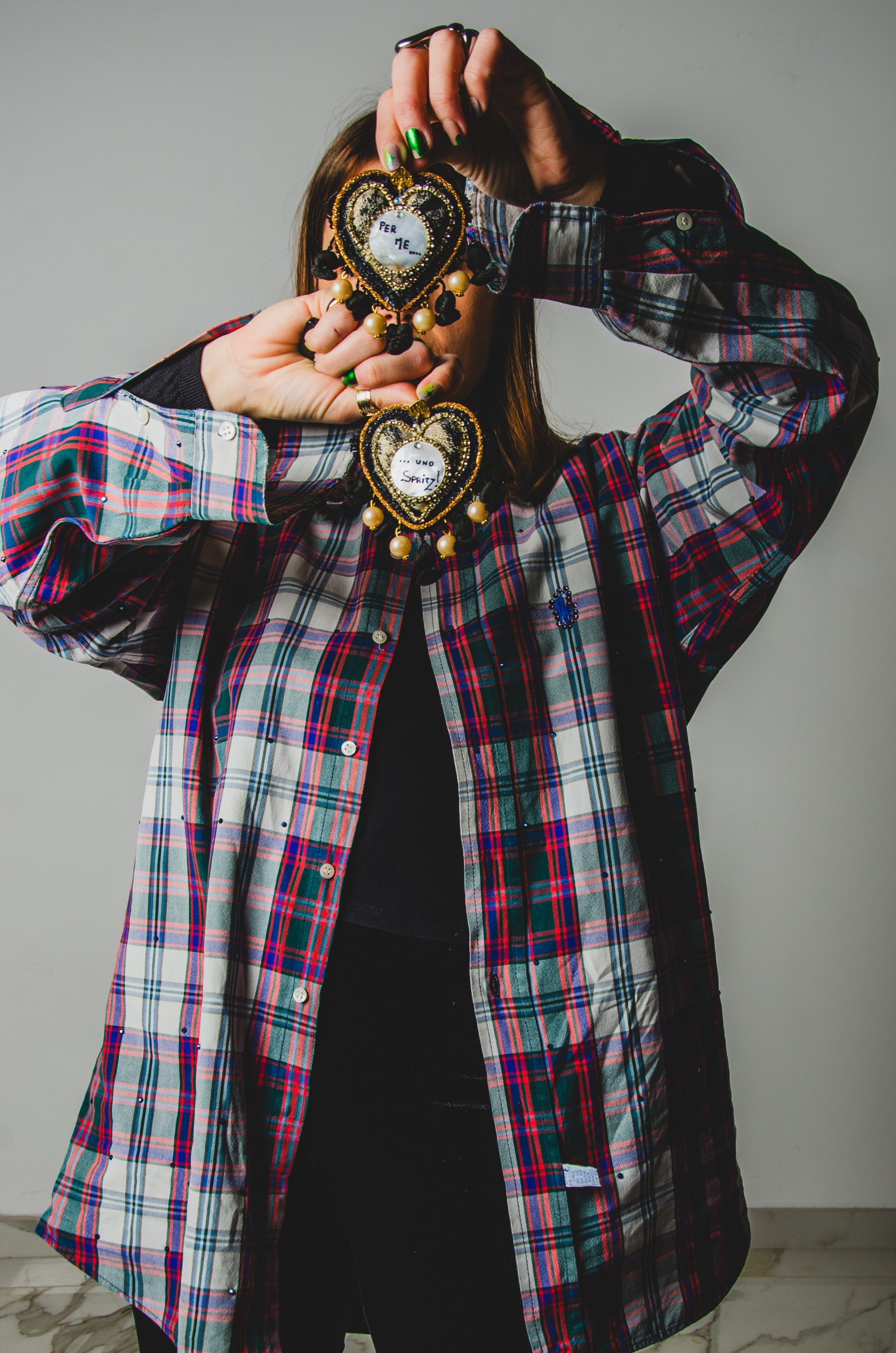 Orecchini ricamati a mano con cuori grandi perle e pendenti PER ME UNO SPRITZ