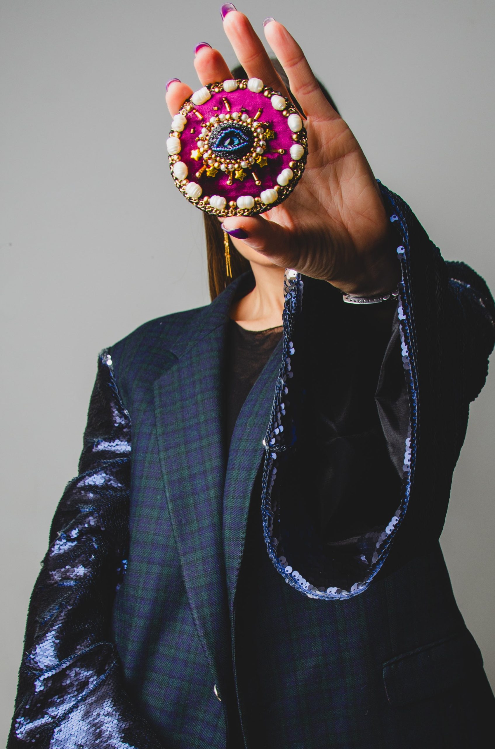 Spilla rotonda bordeaux con occhio centrale e perle vere, ricamata a mano