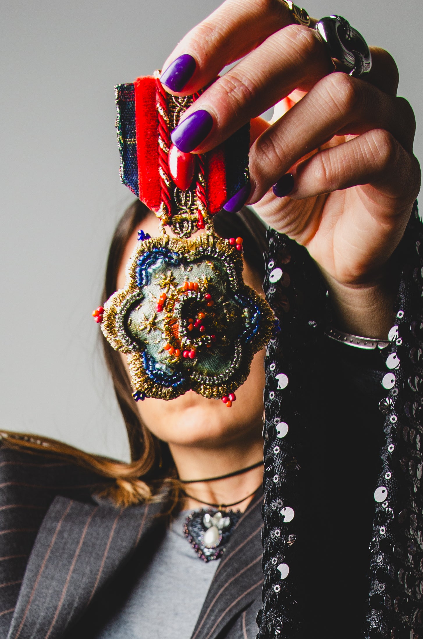 Spilla a forma di medaglia rossa con a fiore azzurro e pietre-ricamo a mano