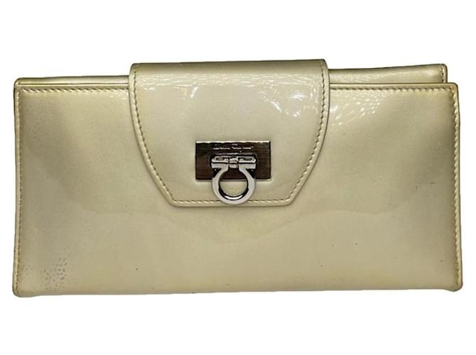 Portafoglio in pelle verniciata beige Salvatore Ferragamo