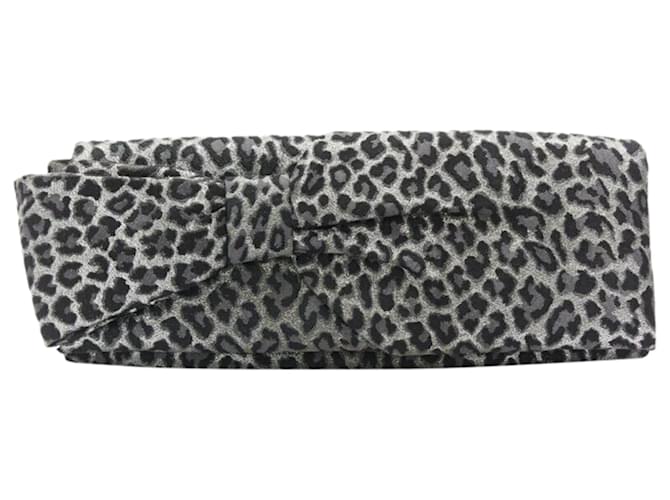 Clutch allungato asimmetrico in leopardato argento Aionod di Christian Louboutin Metallico