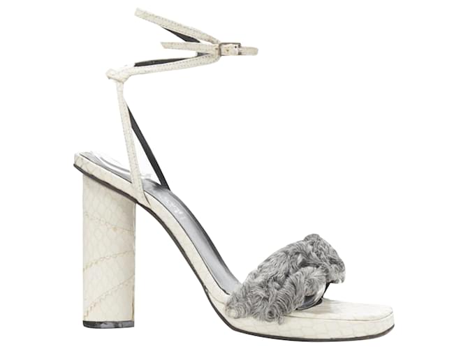 Sandalo con tacco a cono in shearling bianco e grigio con cinturino alla caviglia Gianni Versace