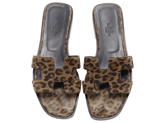 Sandali in pelle con stampa leopardata e logo H di Hermès Oran Marrone