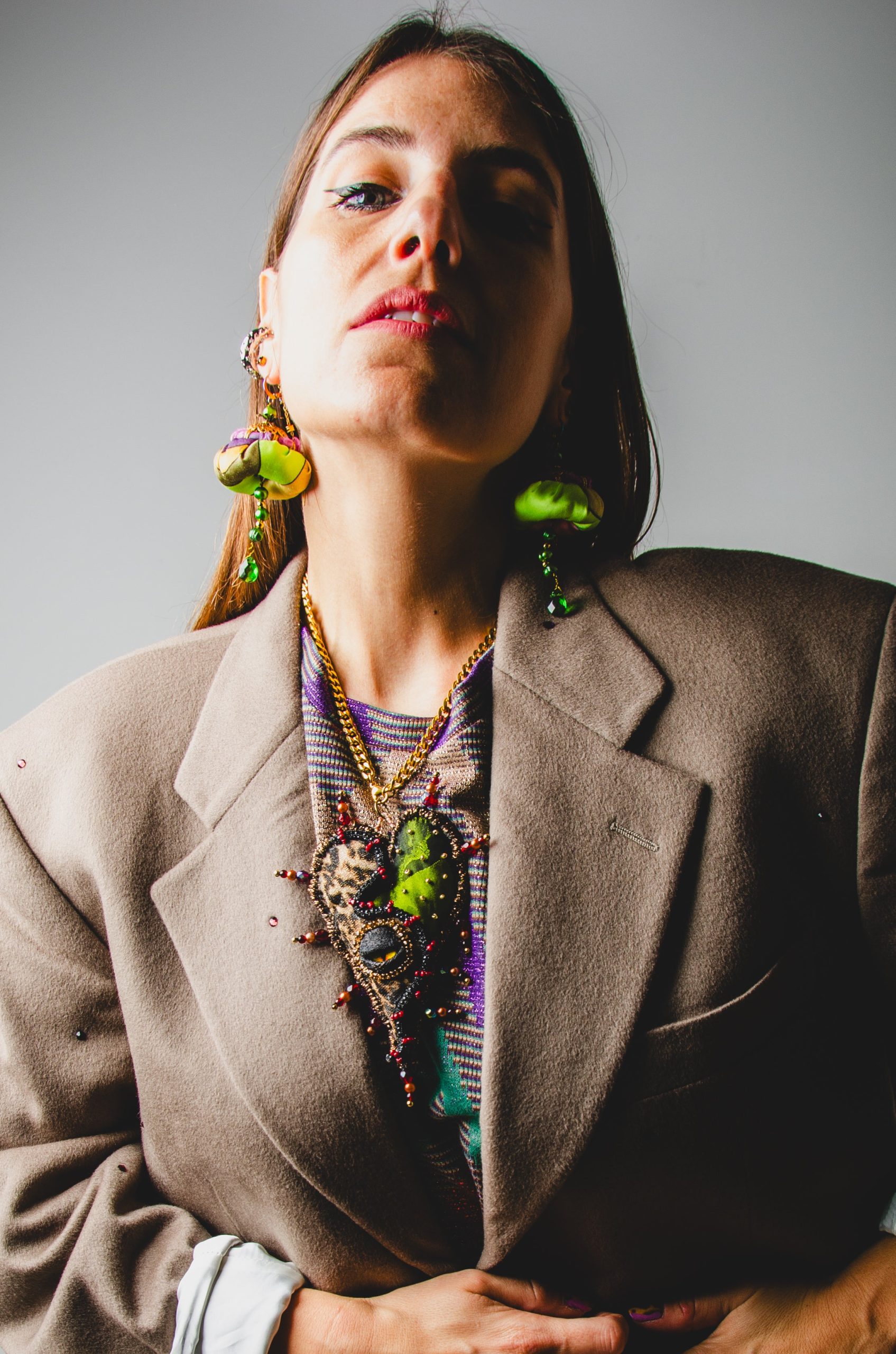 Collana 100% Handmade con cuore grande ricamato a mano su jaquard verde e leopardato con occhio centrale e catena in acciaio inossidabile dorata