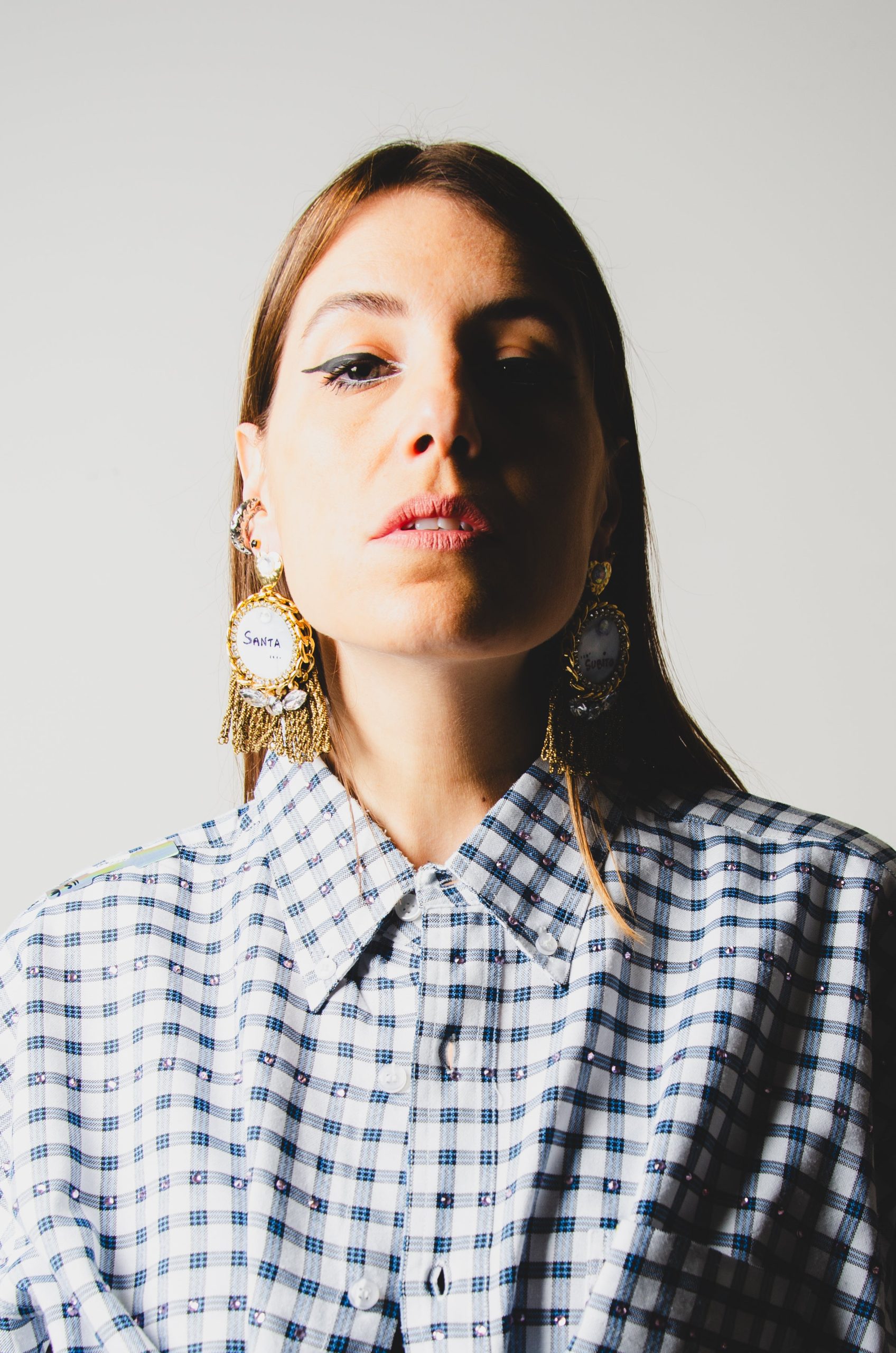 Orecchini ricamati a mano con frange dorate SANTA SUBITO