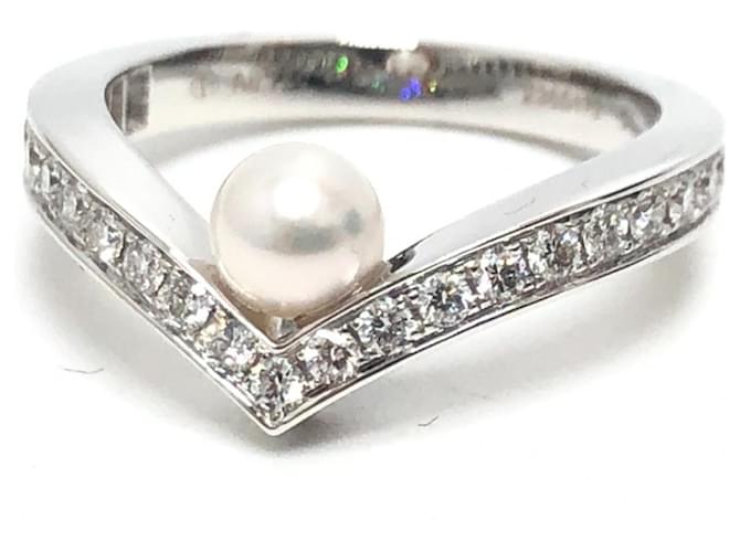 Anello Aigrette in perla e diamante della collezione Josephine di Chaumet