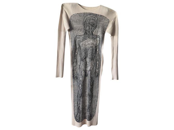 Issey Miyake Le pieghe si prega di vestirsi, Artista ospite Tim Hawkinson, serie n 3 Bianco sporco