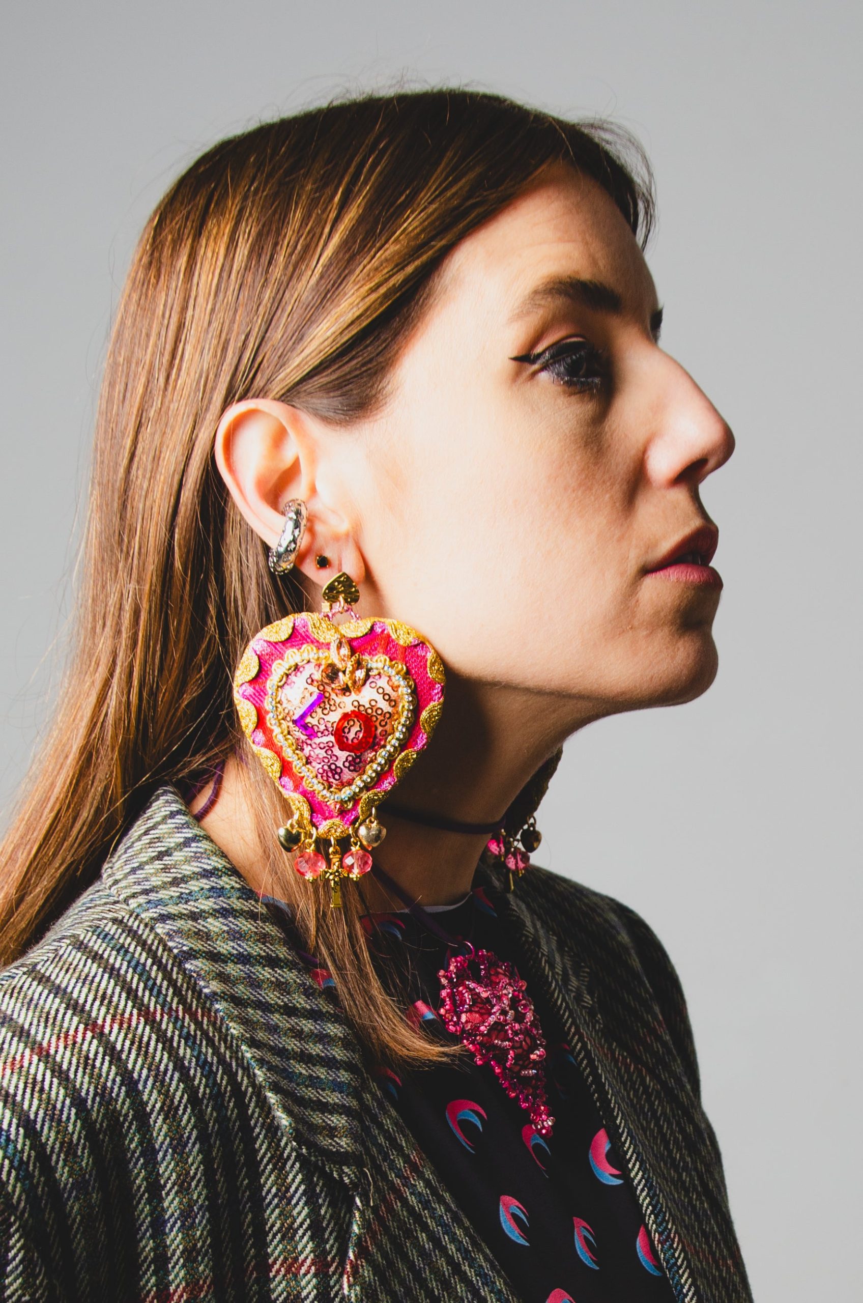 Orecchini ricamati a mano con paillettes a forma di cuore - con pendenti di cuori e croci - LOVE colorati