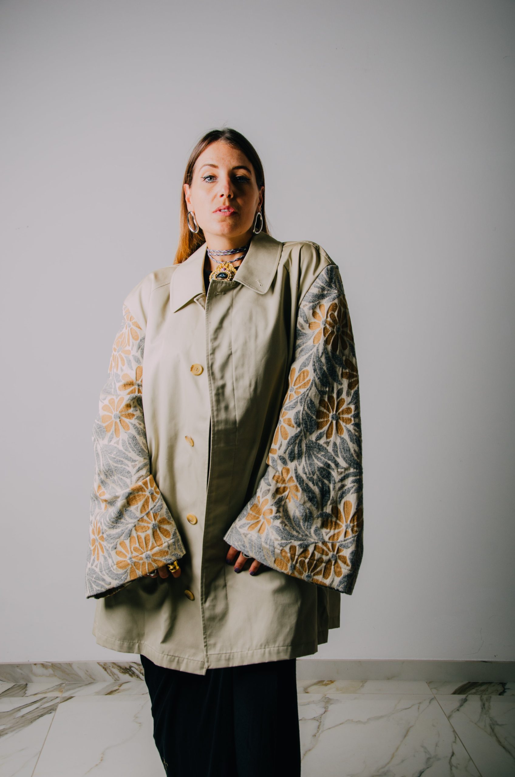Trench vintage upcycling beige con maniche modificate in lana a fiori