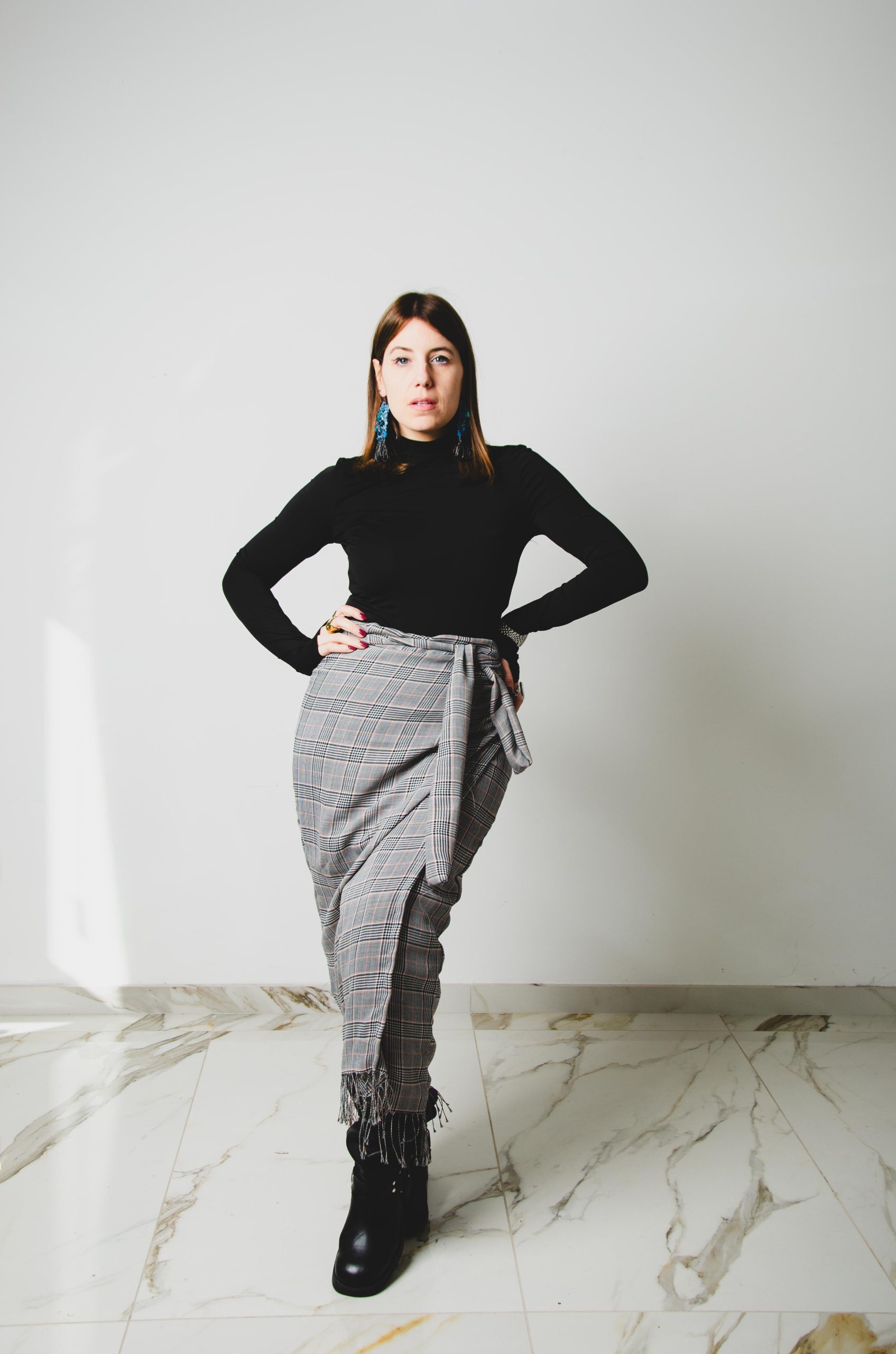 Gonna sartoriale MIRI in pura lana vergine in principe di Galles grigia con frange