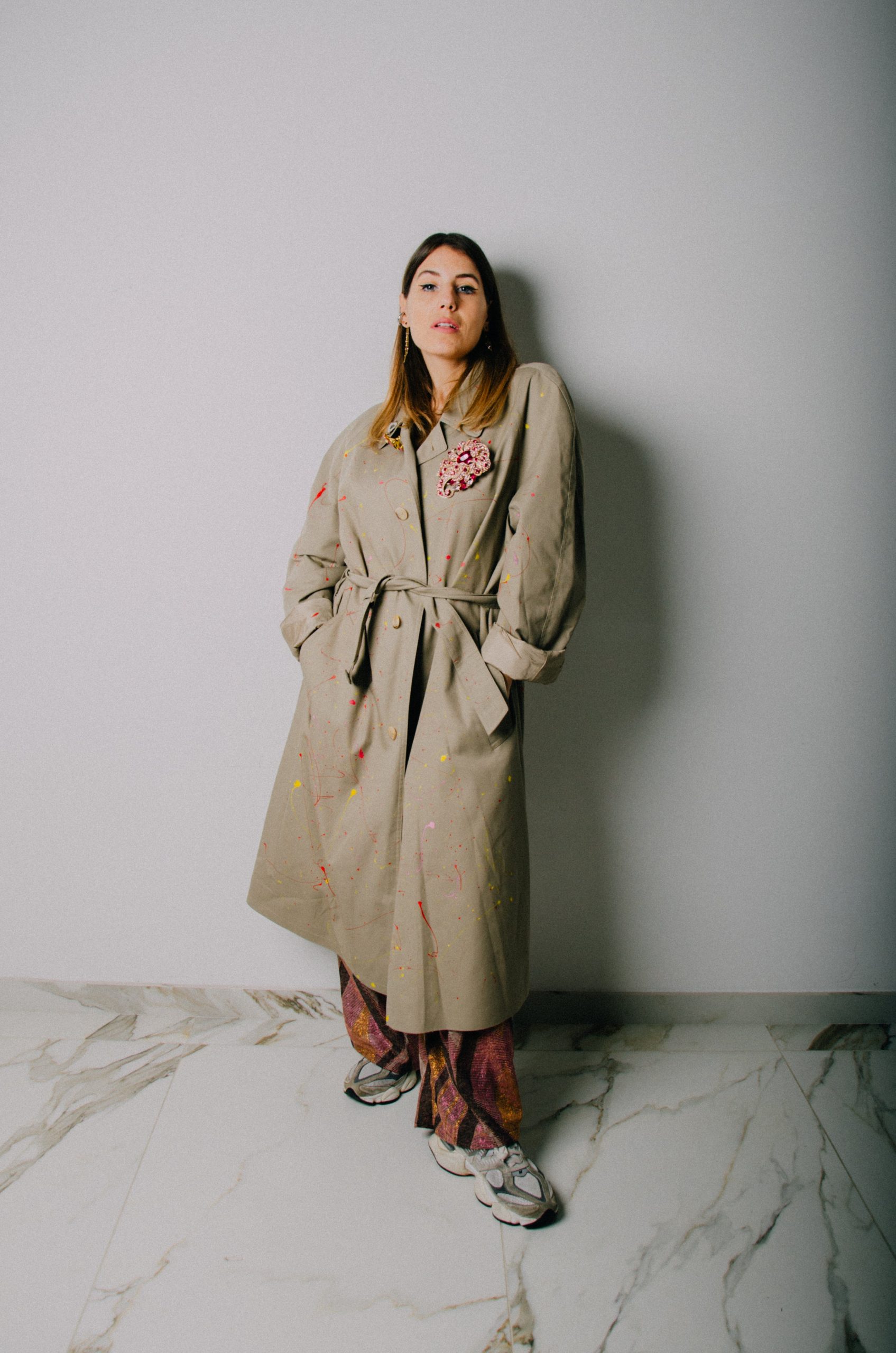 Trench vintage upcycling beige con maniche raglan e schizzi di colore gialli e rossi