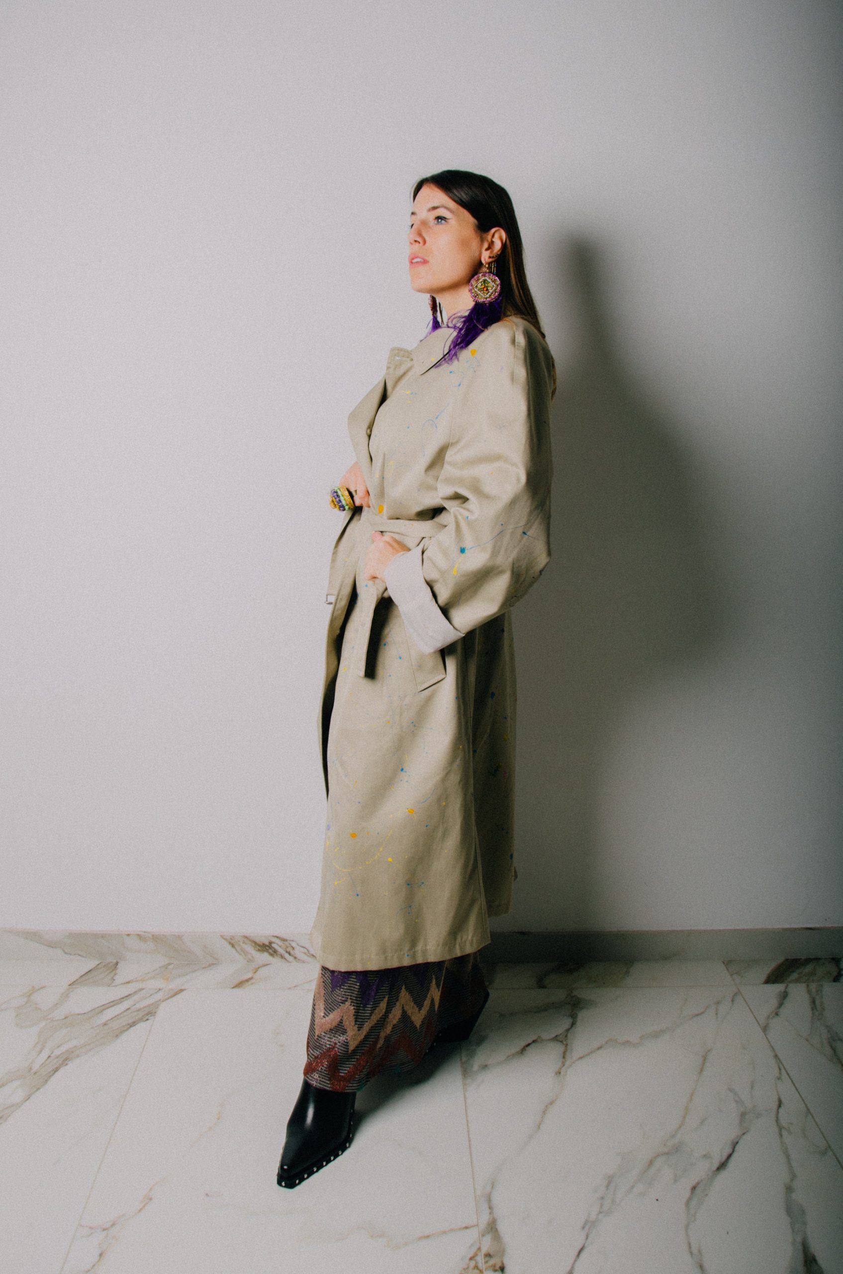 Trench vintage upcycling beige con maniche raglan e schizzi di colore azzurro, giallo