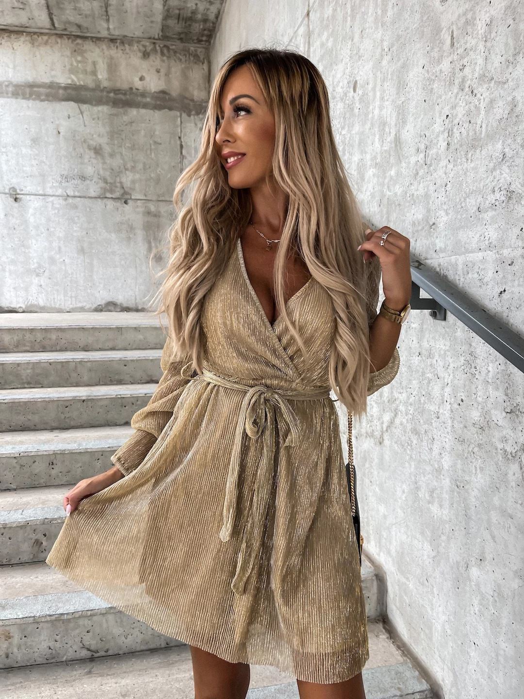 Abito da festa elegante a maniche lunghe scollato e laccio alla vita da donna