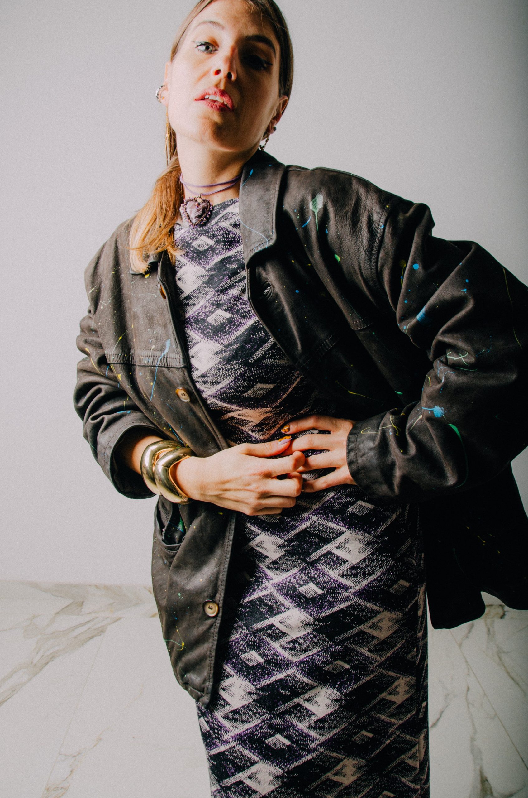 Giaccone in pelle - stile biker - vintage upcycling marrone con schizzi di colore blu, gialli e verdi