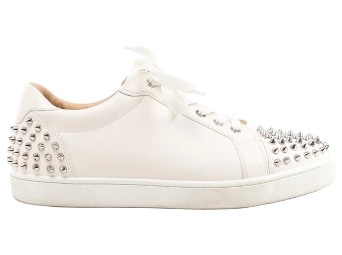 Sneakers in pelle con borchie Spike di Christian Louboutin in ecru, taglia 42,5 EU Crudo