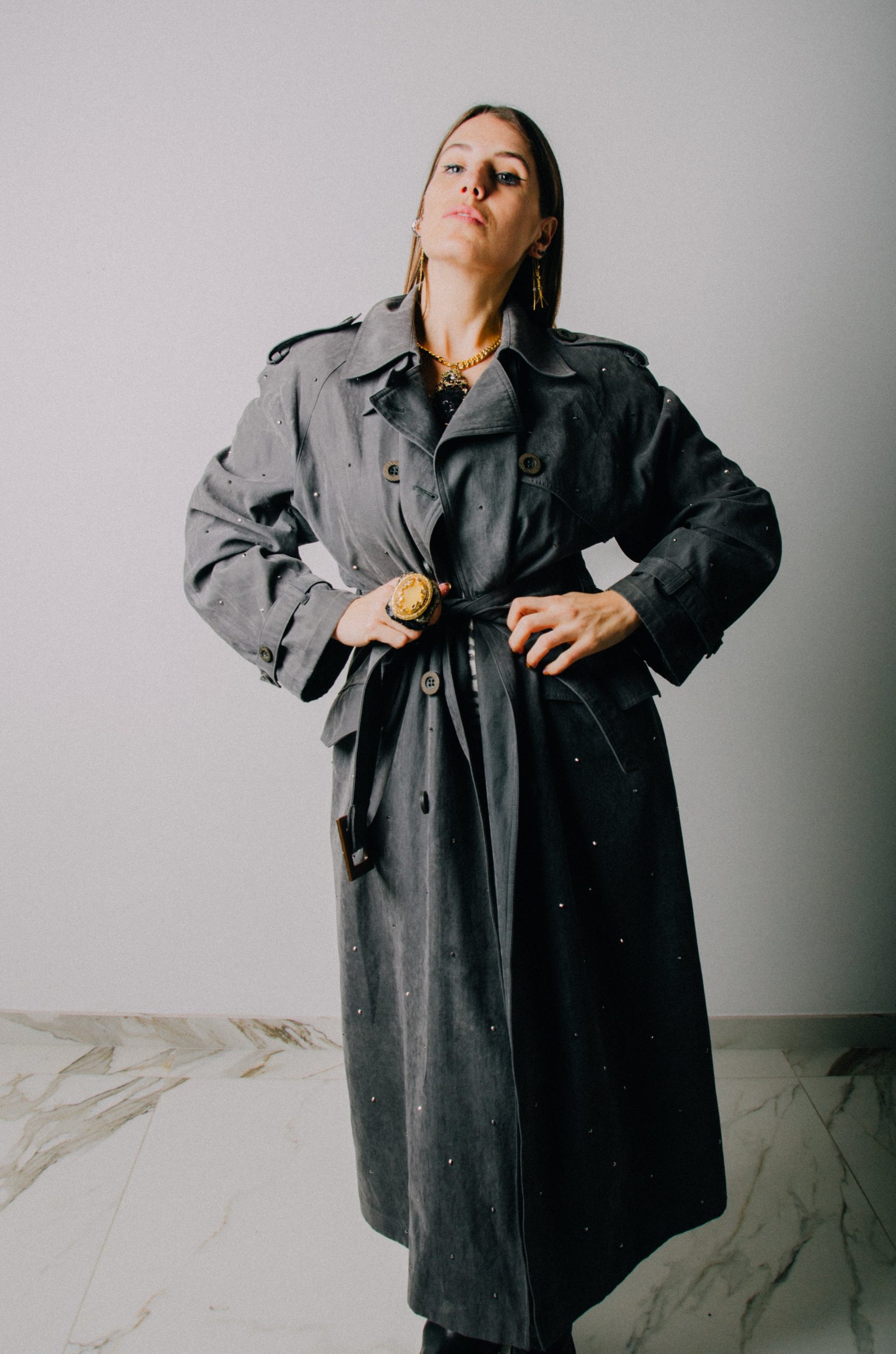 Trench vintage upcycling grigio doppiopetto con strass metallizzati argento