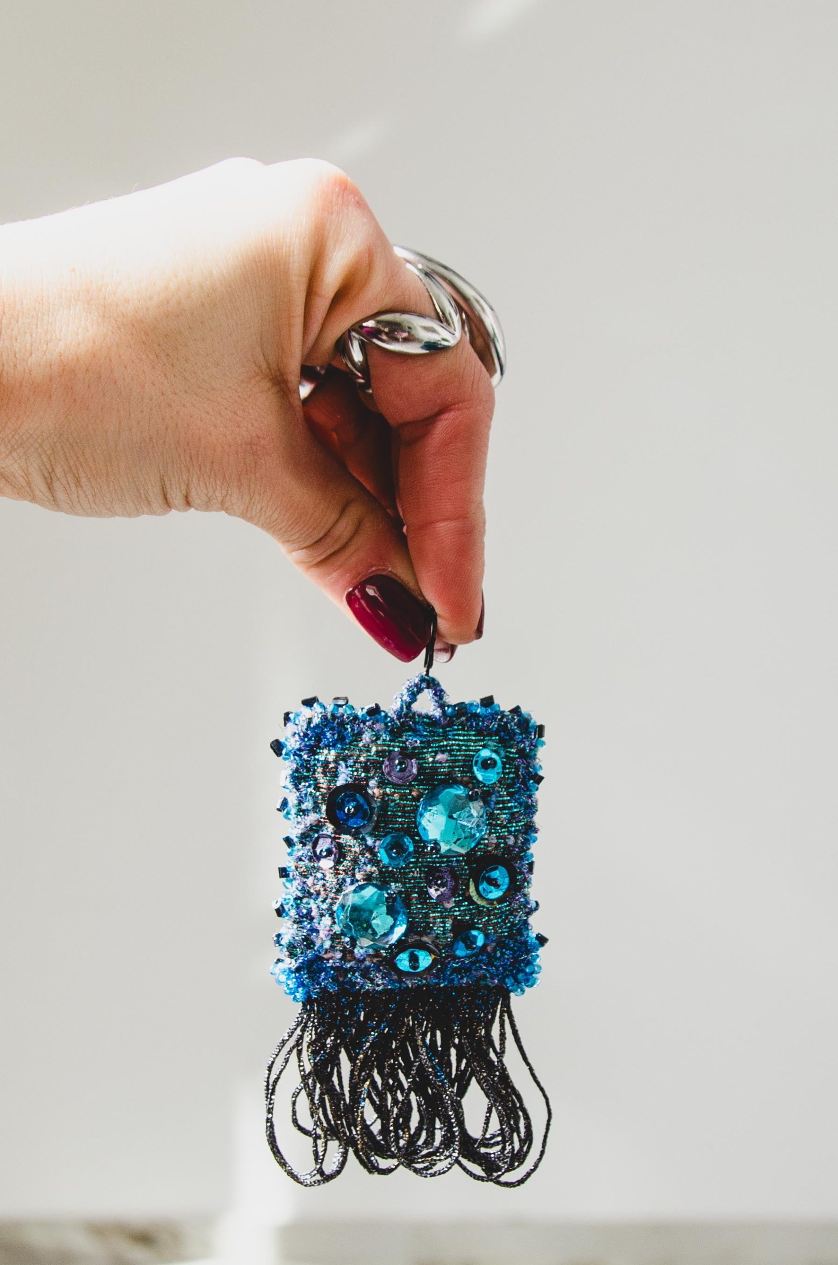 Orecchini ricamati a mano con perline e passamanerie azzurre