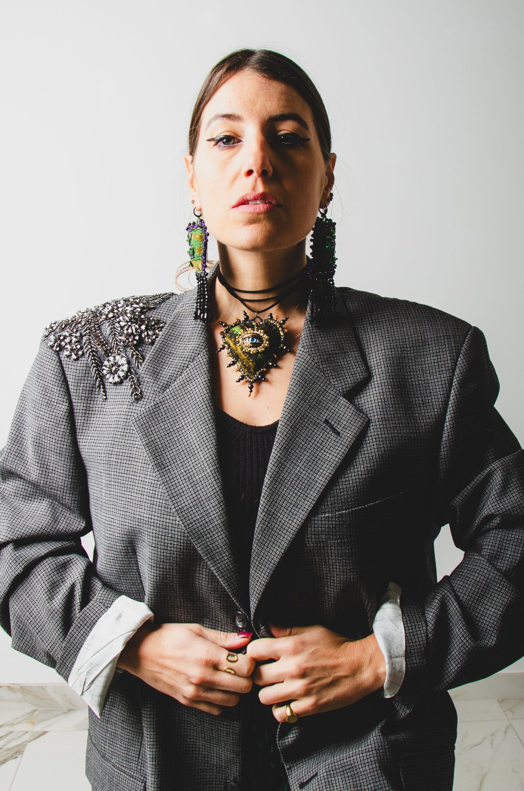 Collana 100% Handmade con cuore ricamato a mano verde con occhio centrale, chocker con cordino in camoscino nero