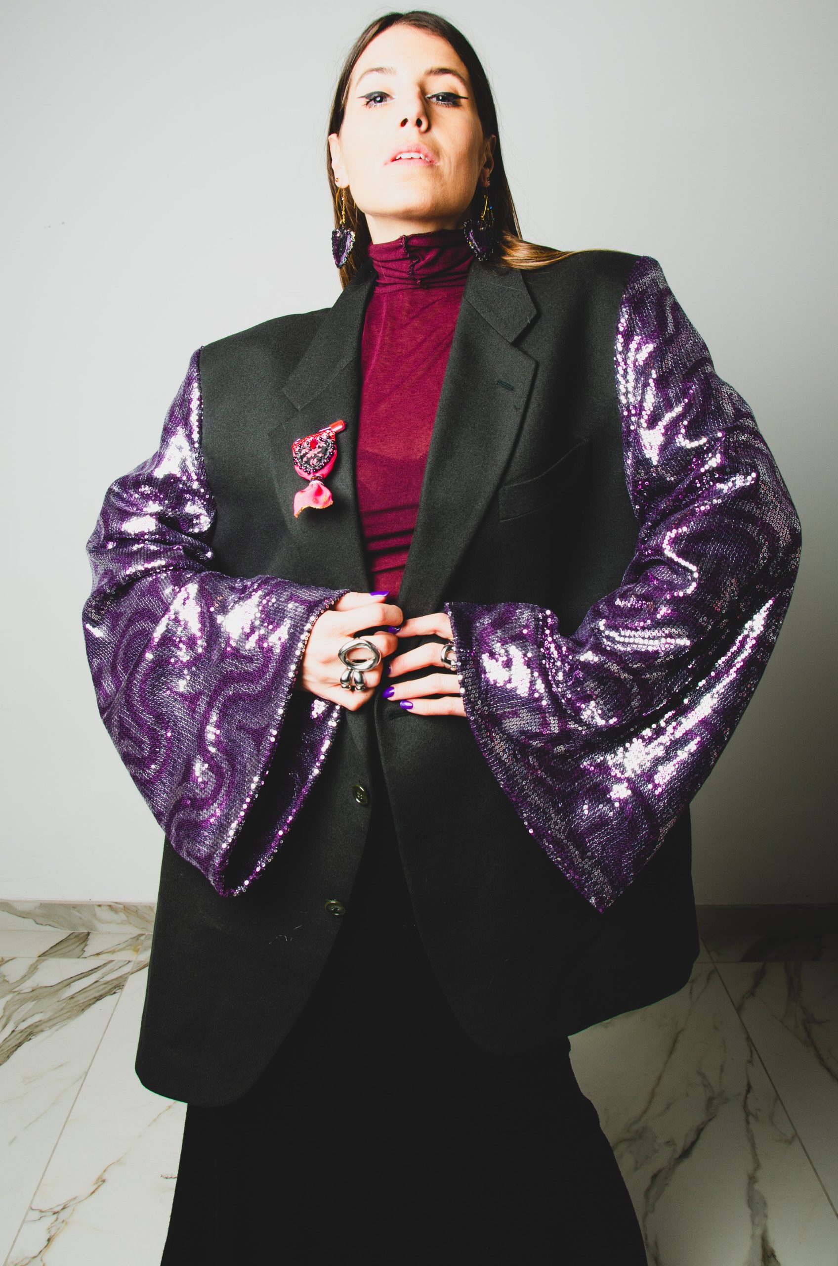 Giacca uomo vintage upcycling verde in lana e cashmere con maniche modificate in paillettes viola e argento