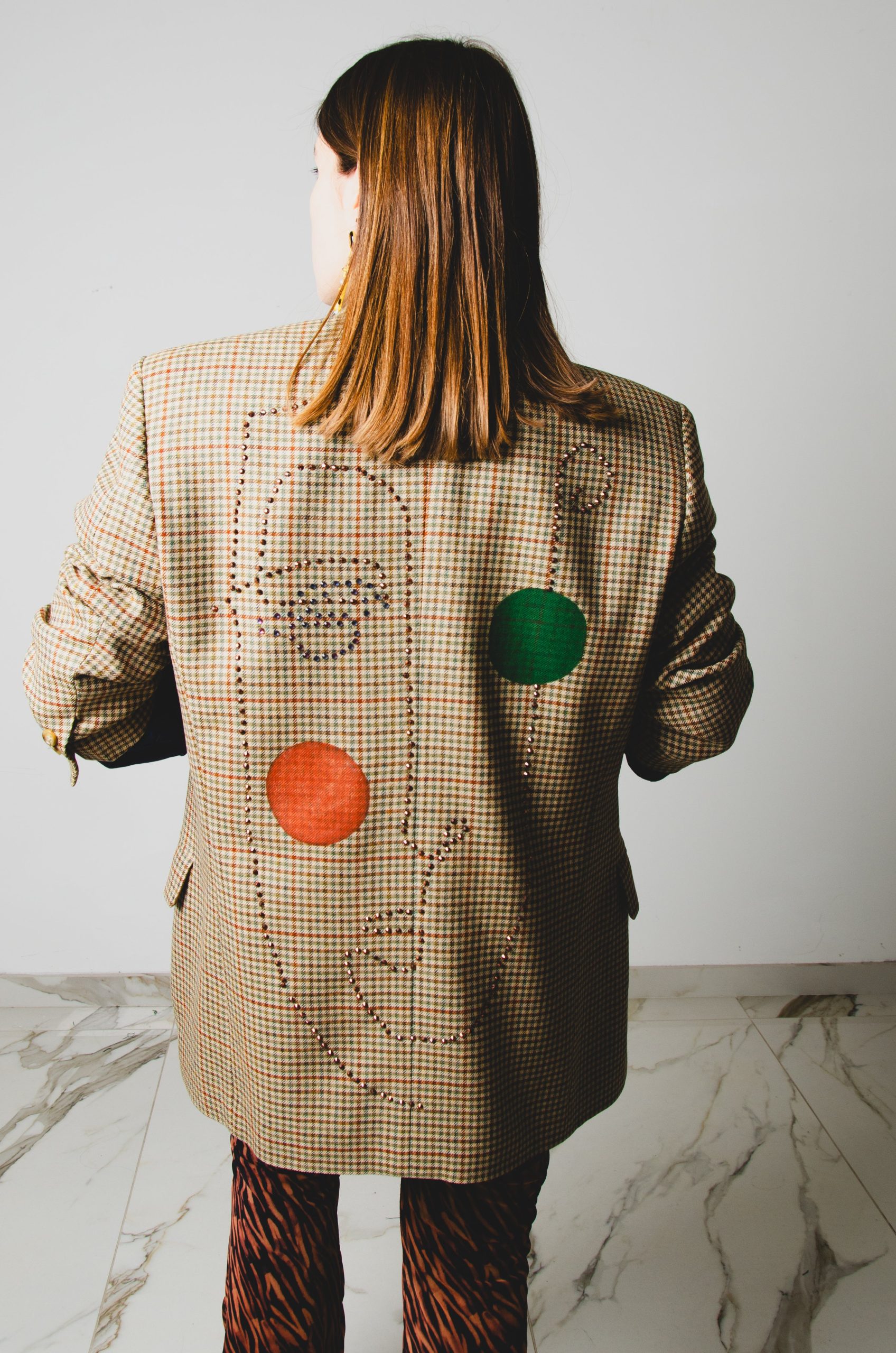 318 Giacca a quadri beige in pura lana vergine tg 48 con illustrazione di strass e colori