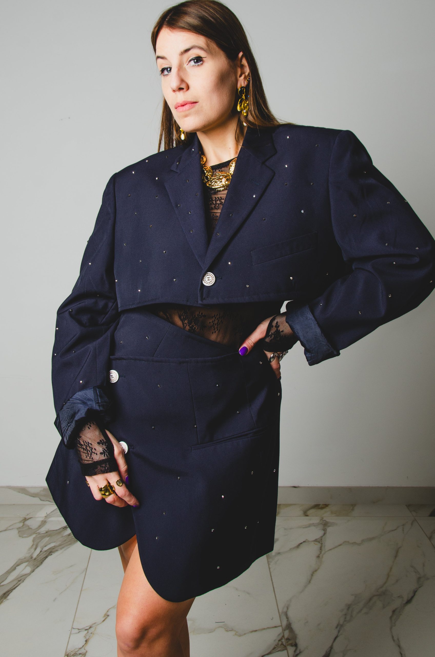 324 Completo spezzato da una giacca da uomo vintage blu con strass e bottoni vintage bianchi