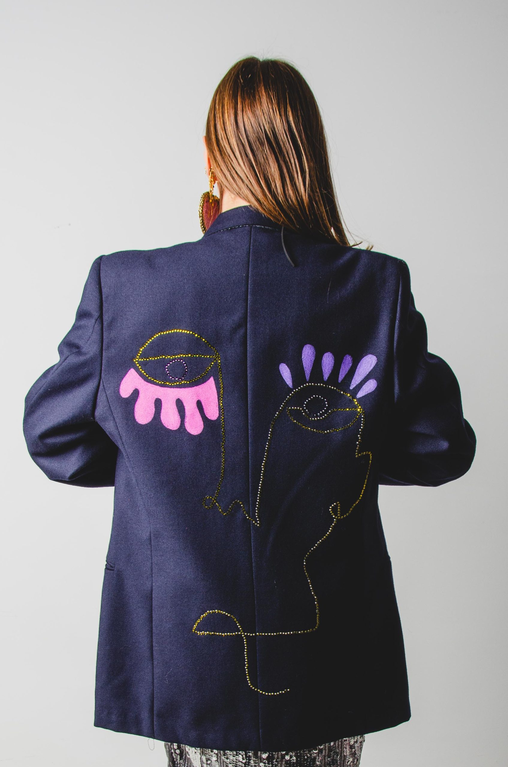 327 Giacca blu in pura lana vergine con disegno di strass verdi e occhi rosa e viola Tg 50 doppiopetto